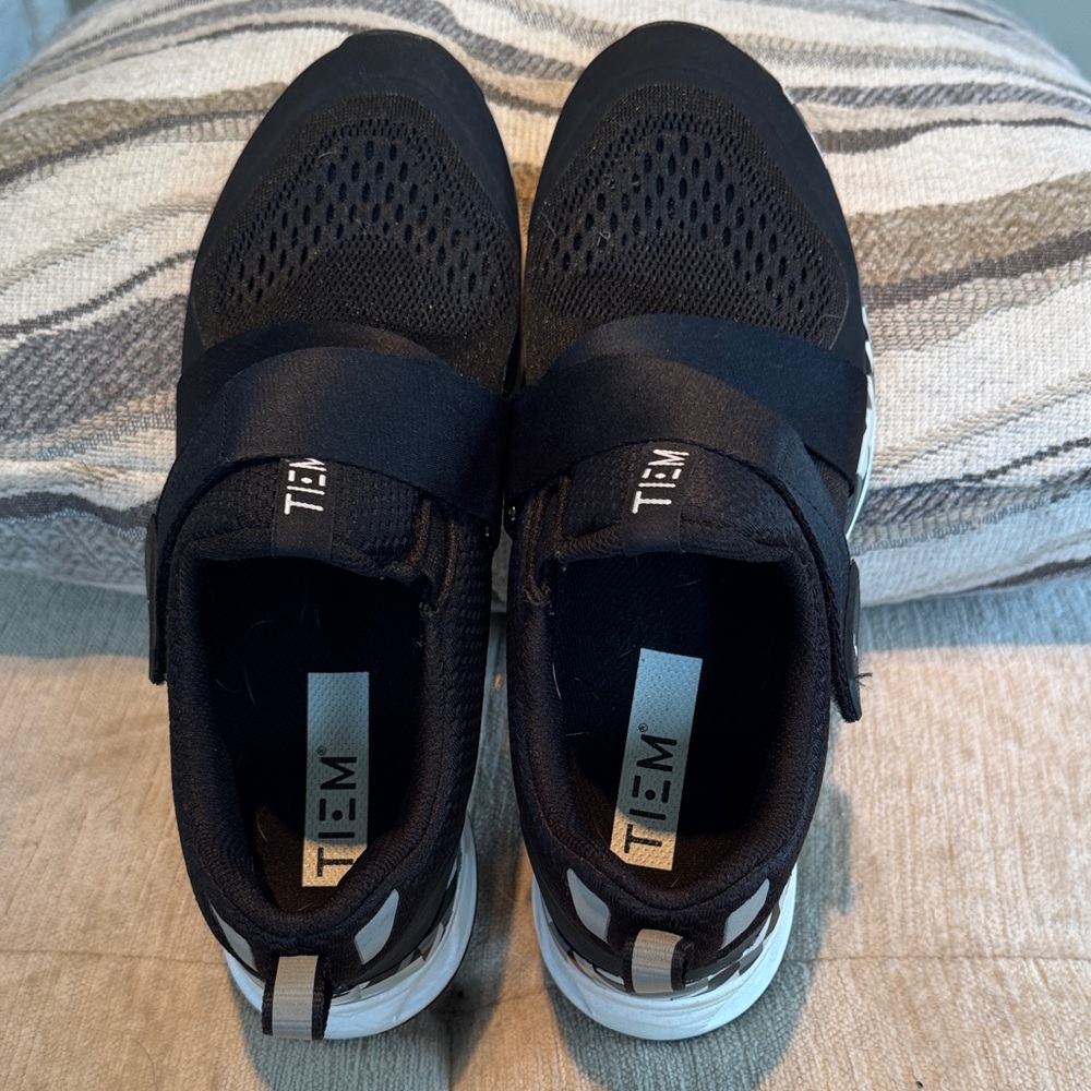 TIEM Slipstream Cycling Shoes – Women’s Size 8 – Black